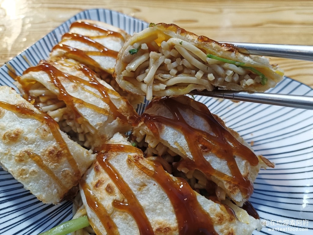 鴻記鐵板燒蔥餅捲 大同區美食 台灣小吃 蛋餅裡面的豬肉沒有很多，主要就是餅皮和鐵板麵而已。 @在地老饕阿府