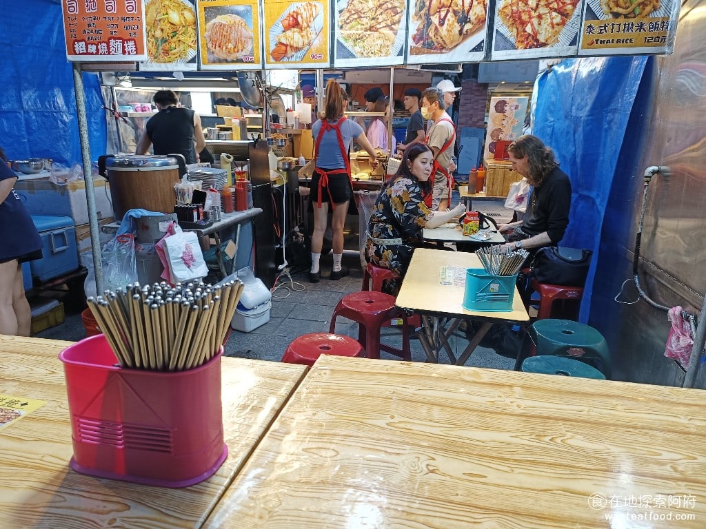 鴻記鐵板燒蔥餅捲 大同區美食 台灣小吃 今天寧夏夜市人潮十分湧湧，每間店都座無虛席，但當我來到《鴻記鐵板燒蔥餅捲》時，卻發現完全沒有排隊的現象，讓我不禁產生疑問，這到底是不是傳說中的排隊美食呢？ @在地老饕阿府