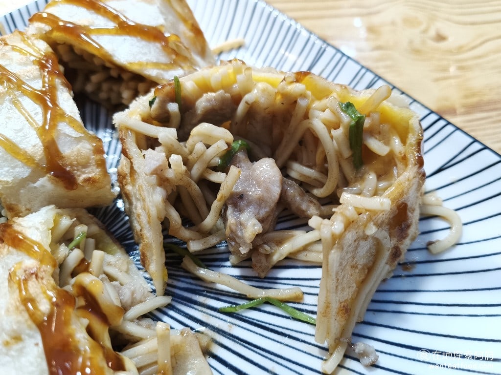 鴻記鐵板燒蔥餅捲 大同區美食 台灣小吃 我就在想，為什麼他的餅吃起來都不香？突然想起來，阿這是蔥餅，不是蛋餅啦，裡面是沒有蛋的！ @在地老饕阿府