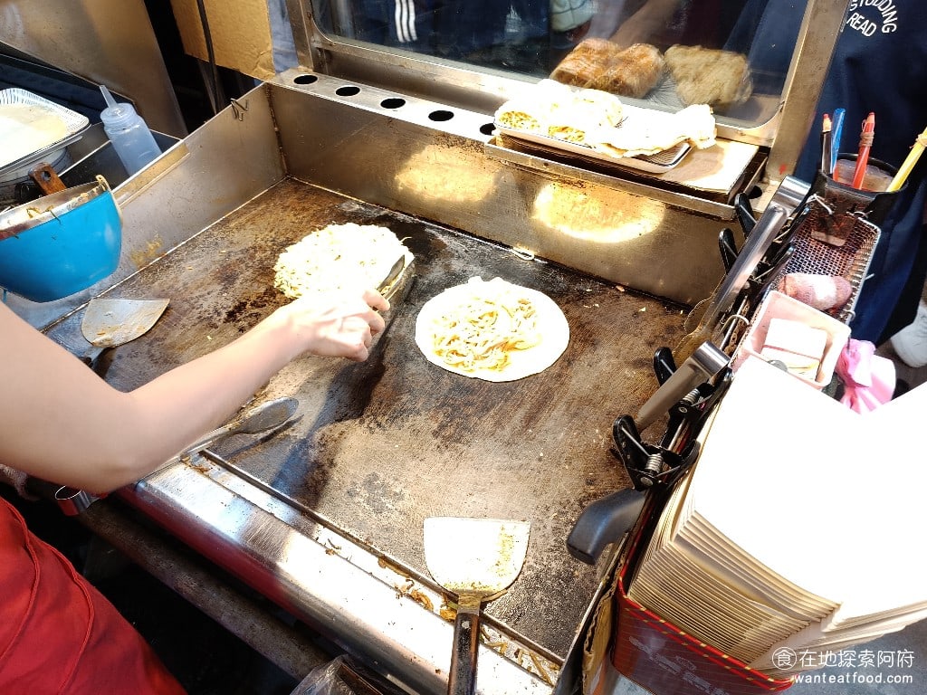 鴻記鐵板燒蔥餅捲 大同區美食 台灣小吃 在《鴻記鐵板燒蔥餅捲》中，將炒麵加入蛋餅的特色令人印象深刻，對於來自國外的遊客來說特別具有吸引力。然而，對於當地人而言，則可能只會覺得這就是蛋餅搭配鐵板麵的組合。 @在地老饕阿府