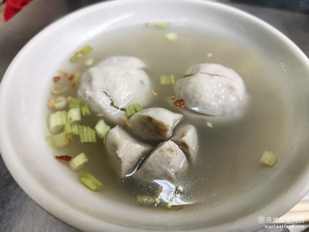 八斗子 信三肉圓 中正區美食 台灣小吃 虱目魚丸湯 虱目魚丸的湯頭和魷魚羹的湯頭完全一樣,都是加入了不少的油蔥、芹菜和胡椒。喝起來都很味道。 @在地老饕阿府