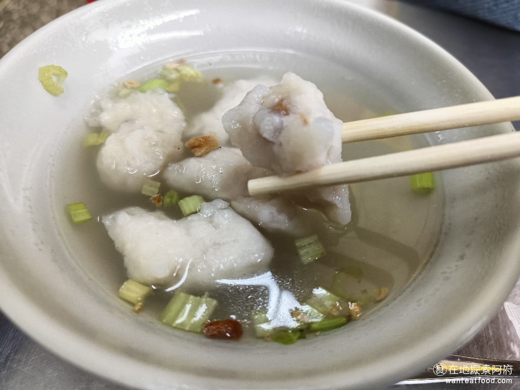 八斗子 信三肉圓 中正區美食 台灣小吃 魷魚的外皮過了一層魚漿,魚漿的口感吃起來很特別,像是福州魚丸的皮一樣軟綿綿的,吃起來非常好吃。我還是第一次吃到這種口感的魷魚羹。 @在地老饕阿府