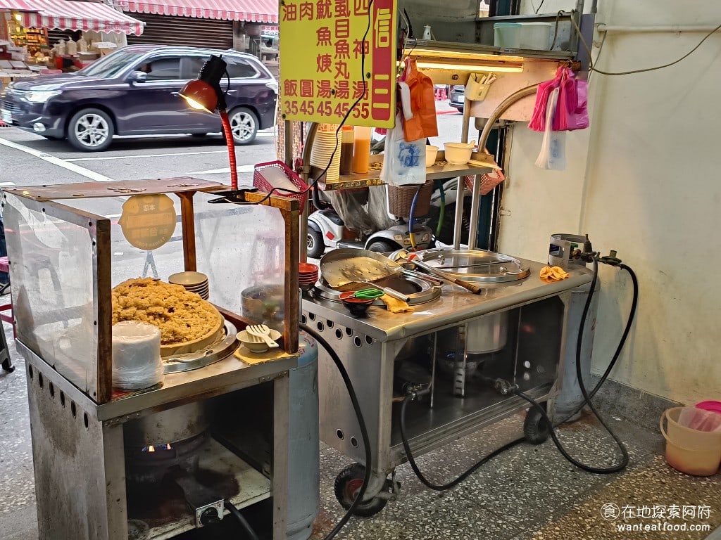 八斗子 信三肉圓 中正區美食 台灣小吃 《八斗子-信三肉圓》還有提供自己家的醬料。如果你吃肉圓覺得味道不夠,可以自己加醬油膏;而吃油飯覺得味道不夠,可以自己加他的甜辣醬。 @在地老饕阿府