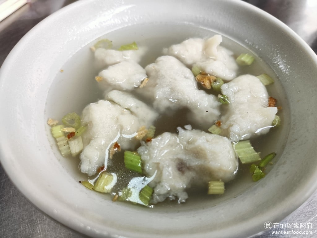 八斗子 信三肉圓 中正區美食 台灣小吃 魷魚羹湯 魷魚羹湯裡面加了油蔥和芹菜,湯上面還灑了一些胡椒,所以喝湯的時候可以喝到油蔥和胡椒的香味。它的湯口味算是偏鹹的。 @在地老饕阿府