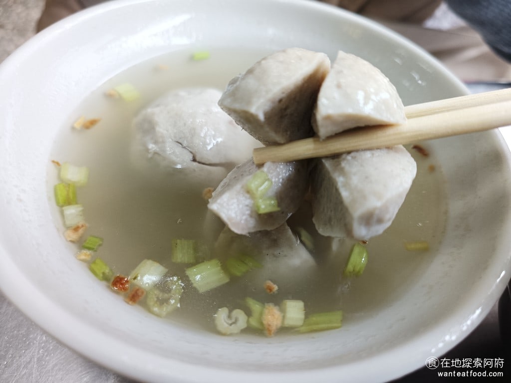 八斗子 信三肉圓 中正區美食 台灣小吃 虱目魚丸會用剪刀幫你剪開,吃起來相比於魷魚羹就比較普通了,沒有什麼特別的味道,而且口感比較乾個人還是推薦他的魷魚羹湯。 @在地老饕阿府