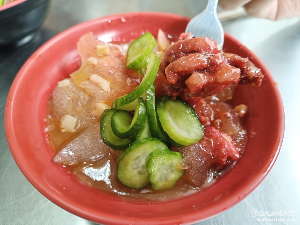 八斗子 信三肉圓 中正區美食 台灣小吃 他的醬料調配得也非常好吃,如果覺得味道不夠可以自己在家調整。整體來說吃起來算不錯,但唯一的缺點就是紅糟豬肉的肉質太硬了。 @在地老饕阿府