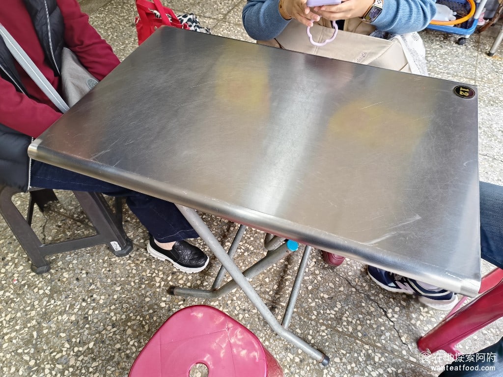 八斗子 信三肉圓 中正區美食 台灣小吃 他的對面是菜市場,原本以為環境會比較髒亂,但後來來到店內時發現並不會,環境算是乾淨的。店內的空間也很寬敞,坐起來不會很擁擠。 @在地老饕阿府