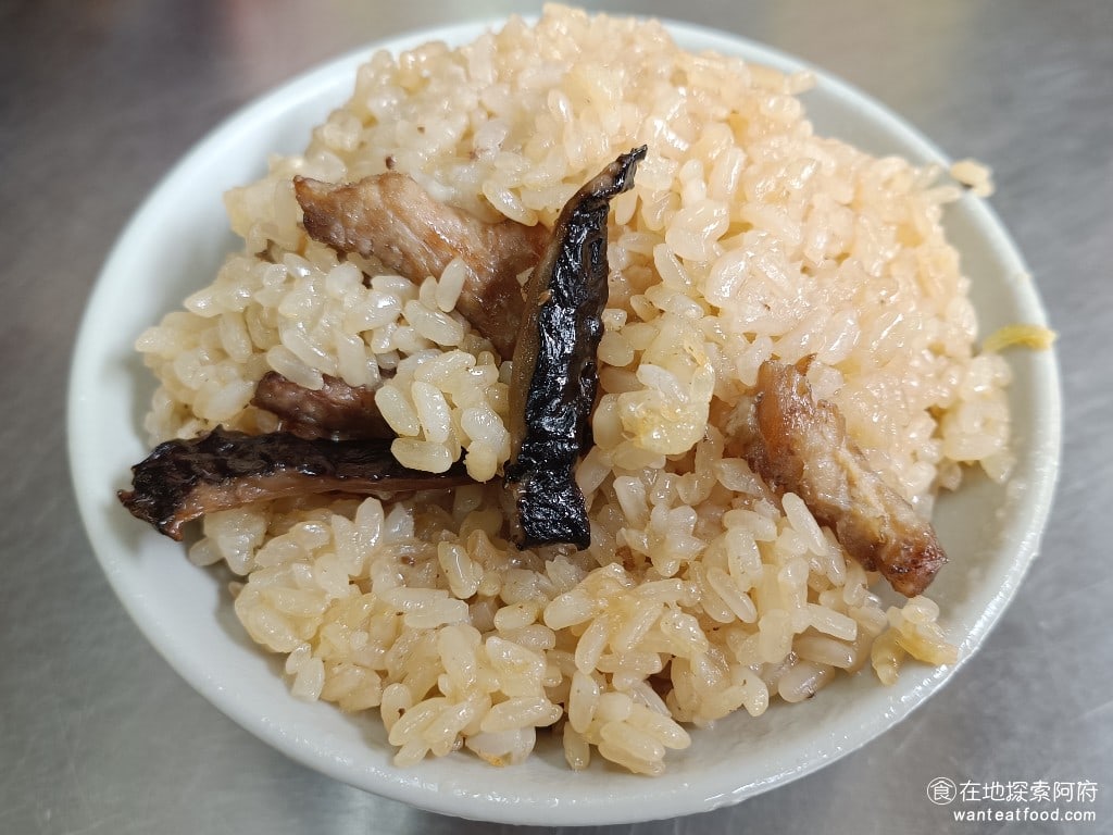 八斗子 信三肉圓 中正區美食 台灣小吃 油飯 他的油飯吃起來非常好吃,這點還蠻令我意外的。我喜歡他的油飯勝過於他的肉圓。 @在地老饕阿府