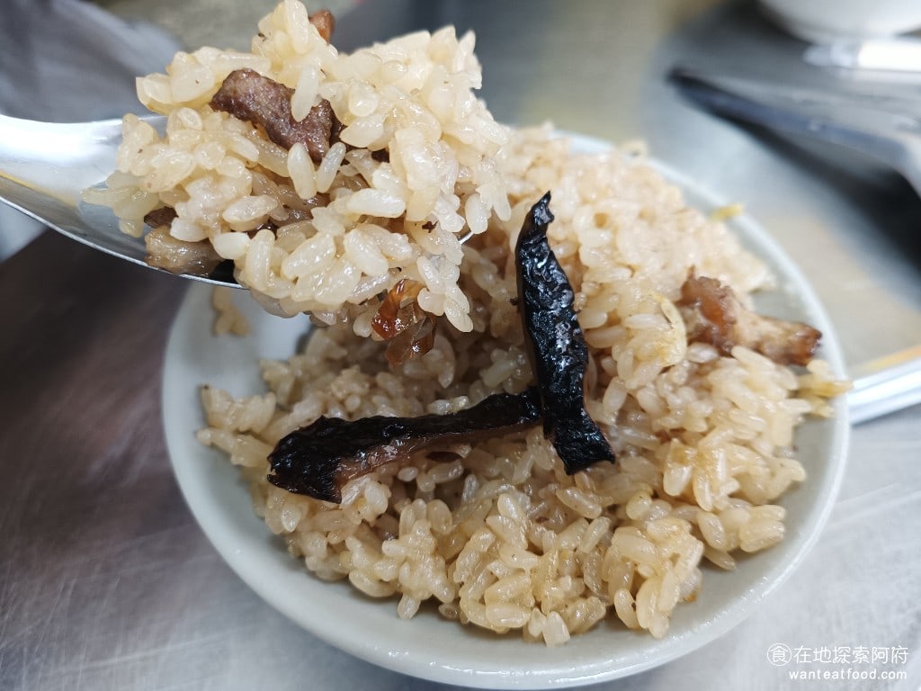 八斗子 信三肉圓 中正區美食 台灣小吃 他的油飯吃起來是有鹹味的,而且帶著淡淡的香菇香味。油飯裡面有搭配香菇和豬肉等配料,不沾醬直接吃就很有味道,非常好吃。 @在地老饕阿府