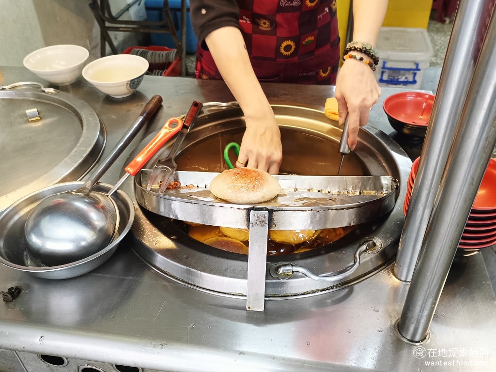 八斗子 信三肉圓 中正區美食 台灣小吃 如果你不想吃得太油,可以和老闆娘說將肉圓的油滴得乾淨一點。老闆娘人非常好,服務態度也非常親切。 @在地老饕阿府