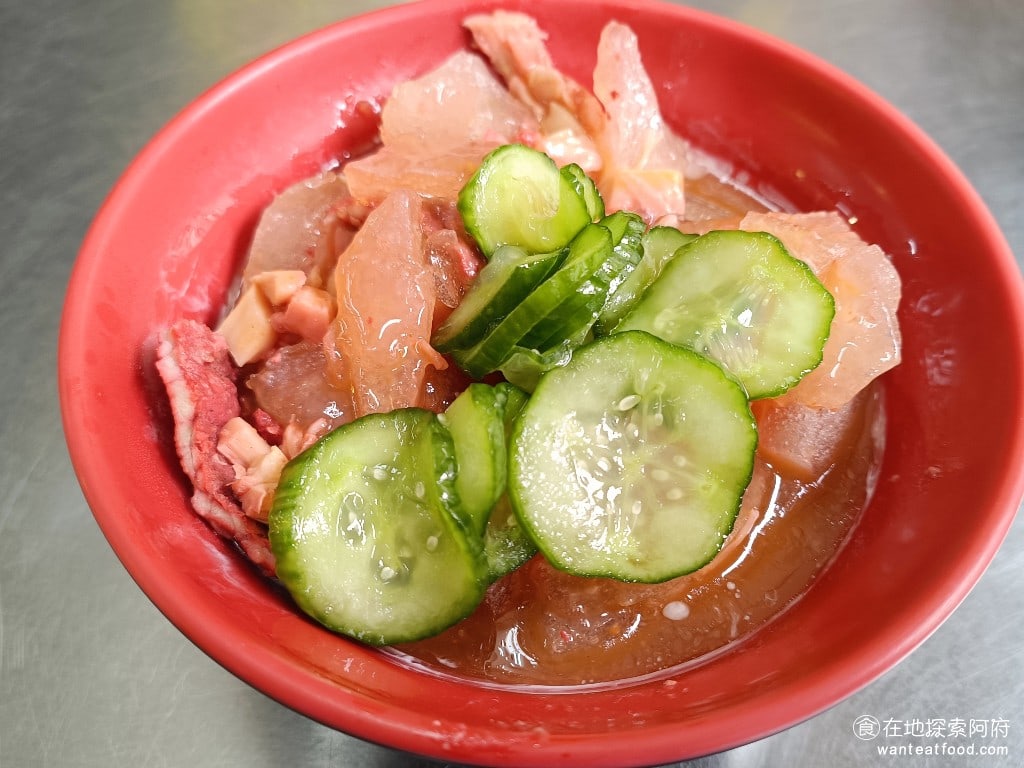 八斗子 信三肉圓 中正區美食 台灣小吃 醃製的小黃瓜還蠻好吃的,吃起來很清爽,醬料的味道也很不錯,感覺比九份吃到的還好吃。 @在地老饕阿府
