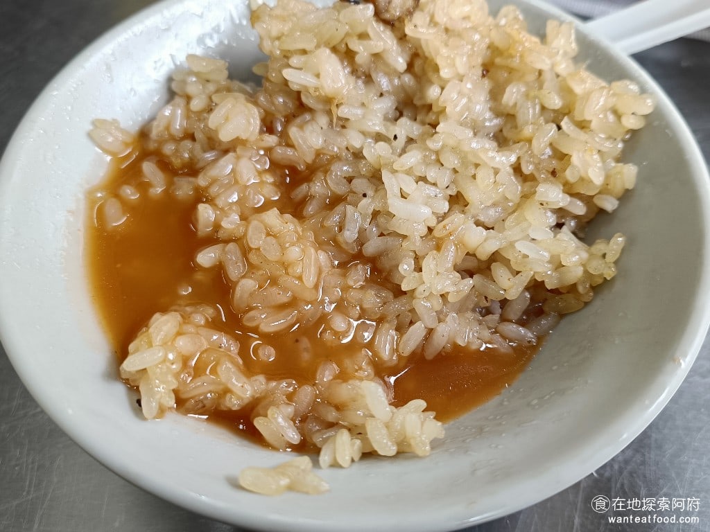 八斗子 信三肉圓 中正區美食 台灣小吃 但我建議一定要嘗試看看他的甜辣醬,加了之後,這個油飯好吃的程度再上升一級,口味變得更重了,而且油飯吃起來變得比較濕,更順口。一不小心,整碗飯就吃光了。 @在地老饕阿府