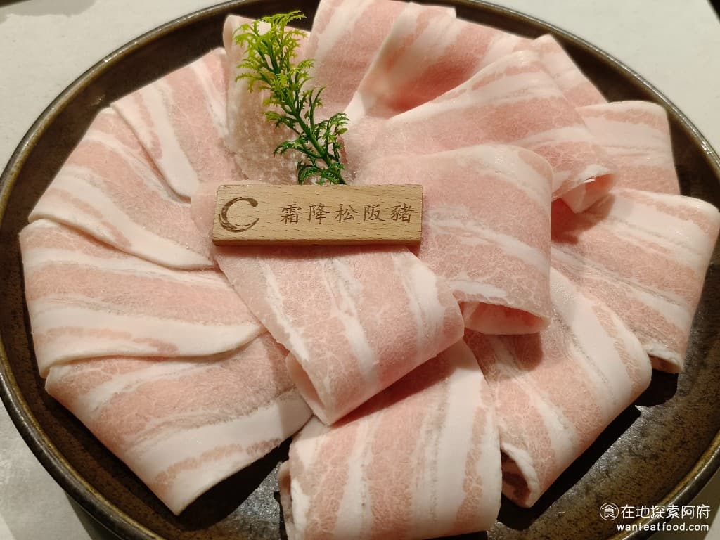 COCA泰式海鮮火鍋 COCA泰式海鮮火鍋菜單 COCA泰式海鮮火鍋價格 大安區美食 大安美食 霜降松阪豬 全部的肉品中,我覺得松阪豬是最好吃的,口感軟嫩帶有酥脆感,松阪豬的厚度也切得剛剛好,每一片肉都非常的大片,一口塞入,真的非常好吃。 @在地老饕阿府