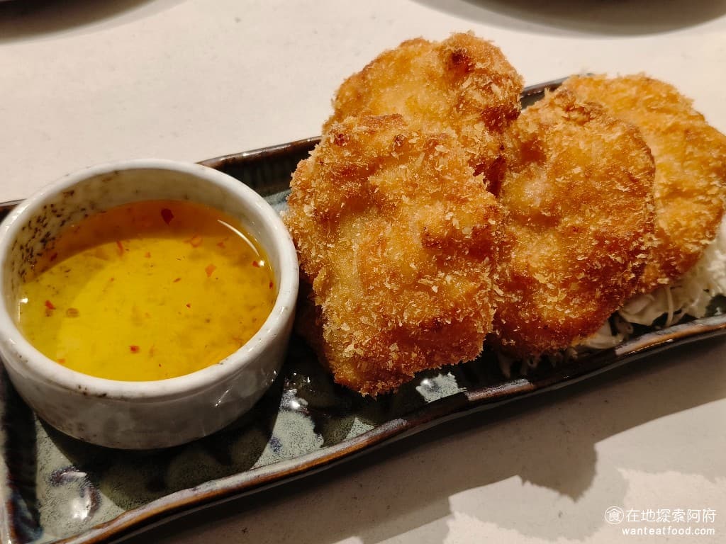 COCA泰式海鮮火鍋 COCA泰式海鮮火鍋菜單 COCA泰式海鮮火鍋價格 大安區美食 大安美食 COCA銷魂鮮蝦餅 蝦餅是這裡人氣招牌餐點,和一般的泰式金錢蝦餅不同,裡面包的是完整的蝦仁,而不是碎片,所以整塊蝦餅非常的大,也非常的厚。 @在地老饕阿府