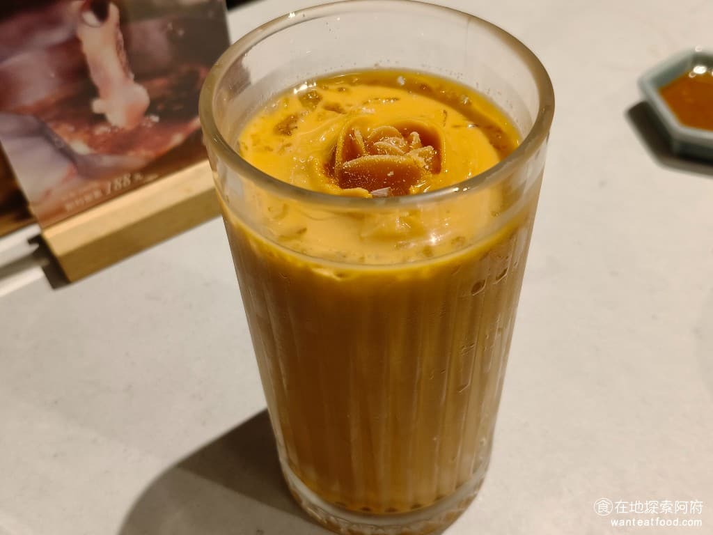 COCA泰式海鮮火鍋 COCA泰式海鮮火鍋菜單 COCA泰式海鮮火鍋價格 大安區美食 大安美食 泰式奶茶 使用的是手標茶葉沖泡,喝起來的口感非常道地,不管是茶味的滋味還是甜度,都調的剛剛好,算是我近期喝過非常好喝的泰式奶茶。連上面的冰塊都做成玫瑰花的造型,超級有特色! @在地老饕阿府