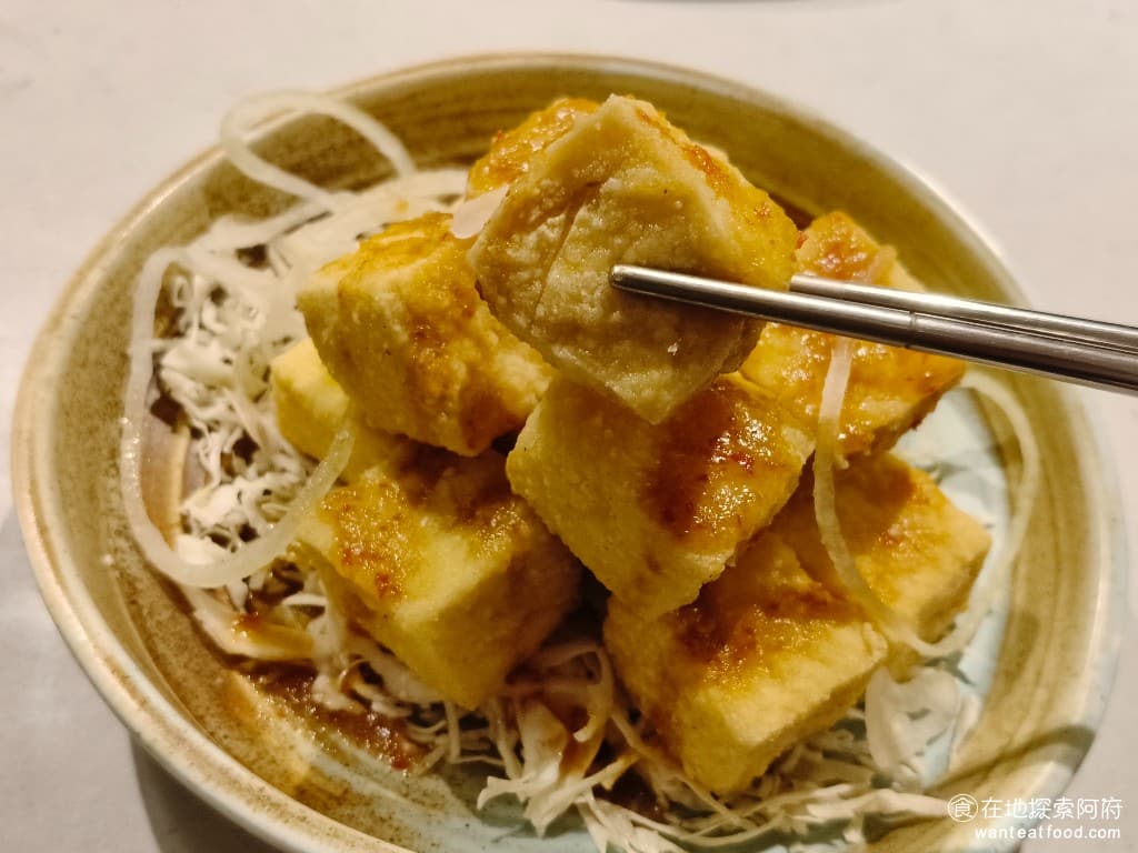 COCA泰式海鮮火鍋 COCA泰式海鮮火鍋菜單 COCA泰式海鮮火鍋價格 大安區美食 大安美食 豆腐的份量給得很多,裡面的豆腐吃起來口感比較偏硬,和台灣常吃的軟豆腐不太一樣。個人覺得酸辣醬加的比較少,所以整份豆腐吃起來會比較乾。 @在地老饕阿府