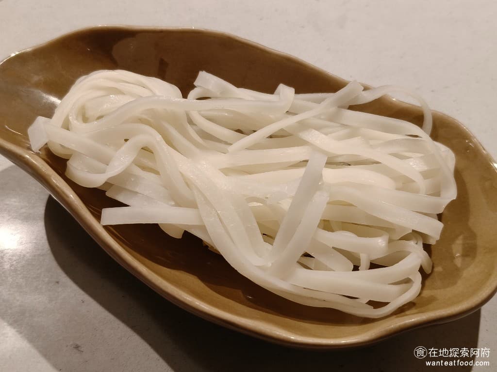 COCA泰式海鮮火鍋 COCA泰式海鮮火鍋菜單 COCA泰式海鮮火鍋價格 大安區美食 大安美食 泰式河粉 吃起來的口感非常Q彈,推薦可以加到椰奶鍋裡煮,吃起來奶香味十足,味道非常棒。 @在地老饕阿府