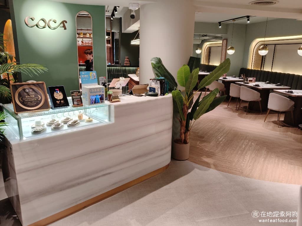 COCA泰式海鮮火鍋 COCA泰式海鮮火鍋菜單 COCA泰式海鮮火鍋價格 大安區美食 大安美食 走進《COCA泰式海鮮火鍋》,馬上就會被眼前充滿質感的環境給震撼。裝潢完全顛覆了一般的火鍋店,算是我近期看過裝潢最高級的火鍋店。店名COCA 卡,代表的意思是「椰子剖開」的聲音,名稱非常有泰式風格的寓意。 @在地老饕阿府