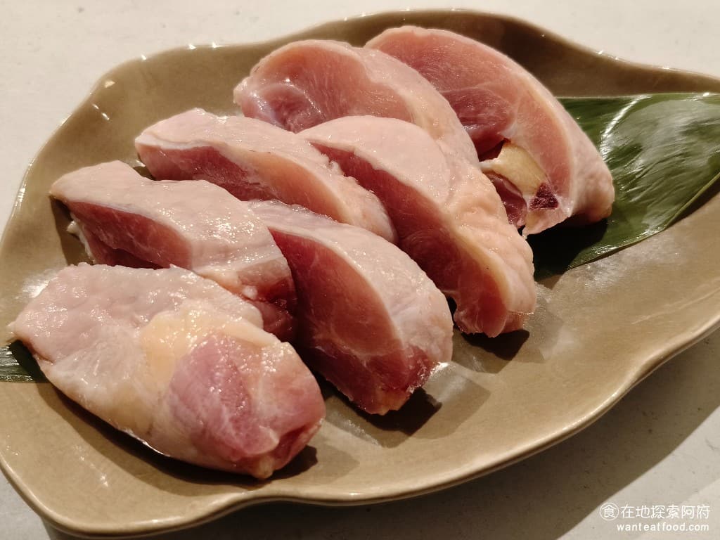 COCA泰式海鮮火鍋 COCA泰式海鮮火鍋菜單 COCA泰式海鮮火鍋價格 大安區美食 大安美食 紅羽雞腿肉 雞腿肉切得比較厚,所以吃起來的口感非常扎實,個人是覺得雞腿肉的口感吃起來有一點偏硬,而且又切得太大塊,口感上不算非常好吃。 @在地老饕阿府
