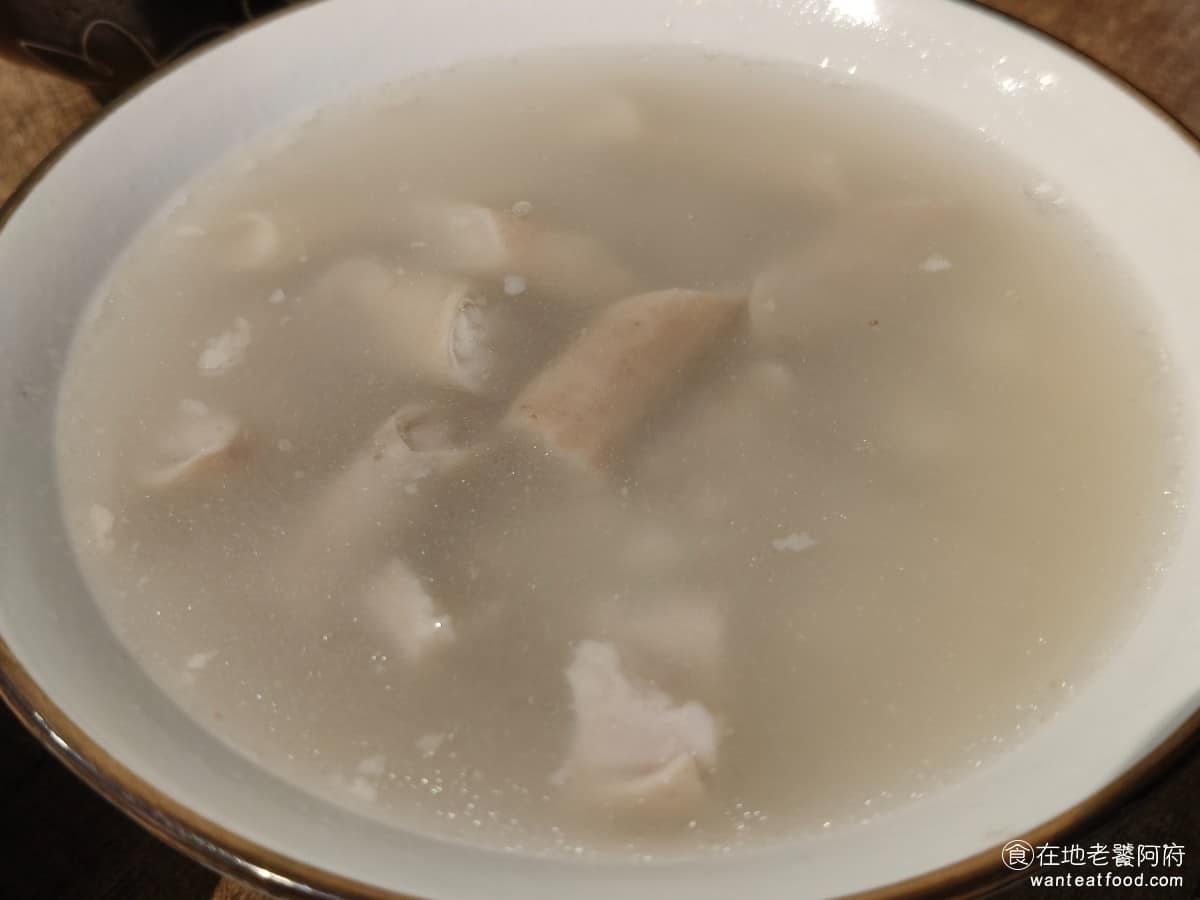 露店蘇來傳 露店蘇來傳菜單 露店蘇來傳推薦 萬華區美食 萬華美食 龍山寺美食 台灣小吃 芋粿 肉圓 綜合湯 豬腸和豬肚都有,份量給得很多,湯裡帶有淡淡米酒香,酒味不重,只是提味用,不會搶掉湯頭本身的甘甜。 @在地老饕阿府
