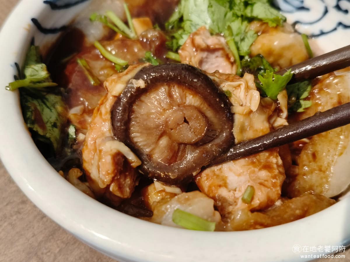 露店蘇來傳 露店蘇來傳菜單 露店蘇來傳推薦 萬華區美食 萬華美食 龍山寺美食 台灣小吃 芋粿 肉圓 醬汁以醬油為基底,鹹香味道不差,但少了傳統白醬的層次感,吃起來整體味道偏清淡,習慣濃醬版本的人可能會覺得少了點什麼。自助區有蒜泥和辣椒醬可以補味,加了會更夠味。 @在地老饕阿府