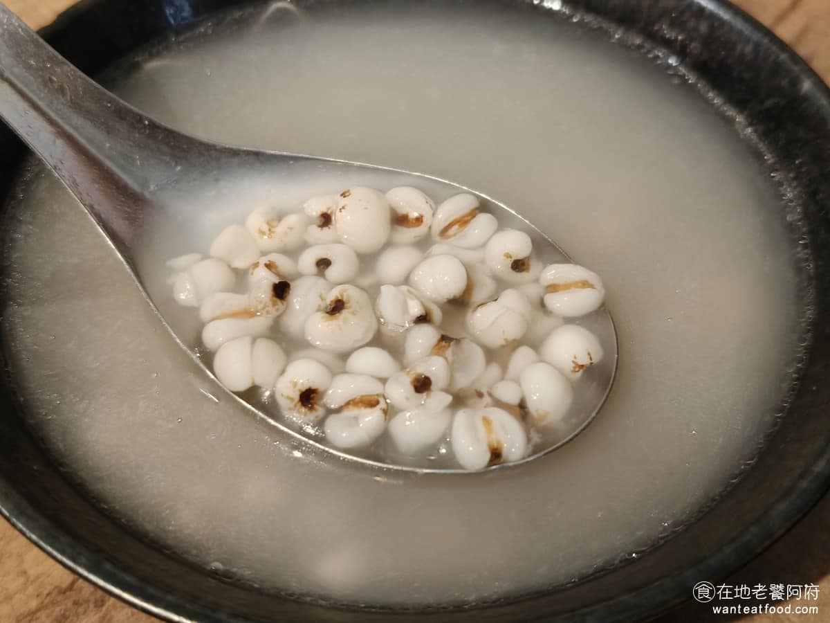 露店蘇來傳 露店蘇來傳菜單 露店蘇來傳推薦 萬華區美食 萬華美食 龍山寺美食 台灣小吃 芋粿 肉圓 湯頭清爽順口,喝起來很舒服,是一道很適合搭配肉圓或芋粿的湯品。 @在地老饕阿府