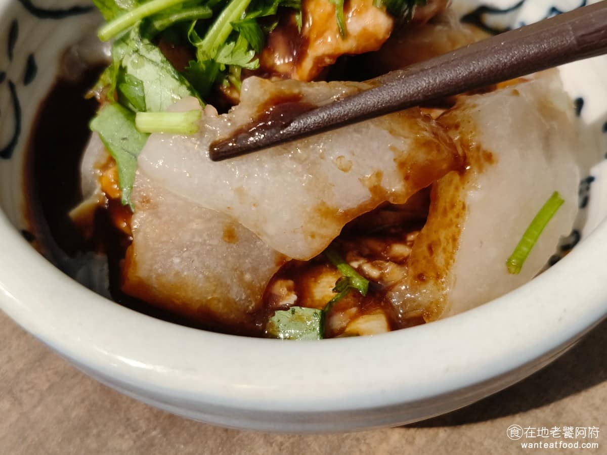 露店蘇來傳 露店蘇來傳菜單 露店蘇來傳推薦 萬華區美食 萬華美食 龍山寺美食 台灣小吃 芋粿 肉圓 整顆肉圓吃起來非常清爽,完全不油膩,算是它的優點之一,內餡是豬胛心肉,搭配香菇、筍子和栗子,料給得實在。只是肉的口感偏硬,不是入口即化那種嫩度。 @在地老饕阿府