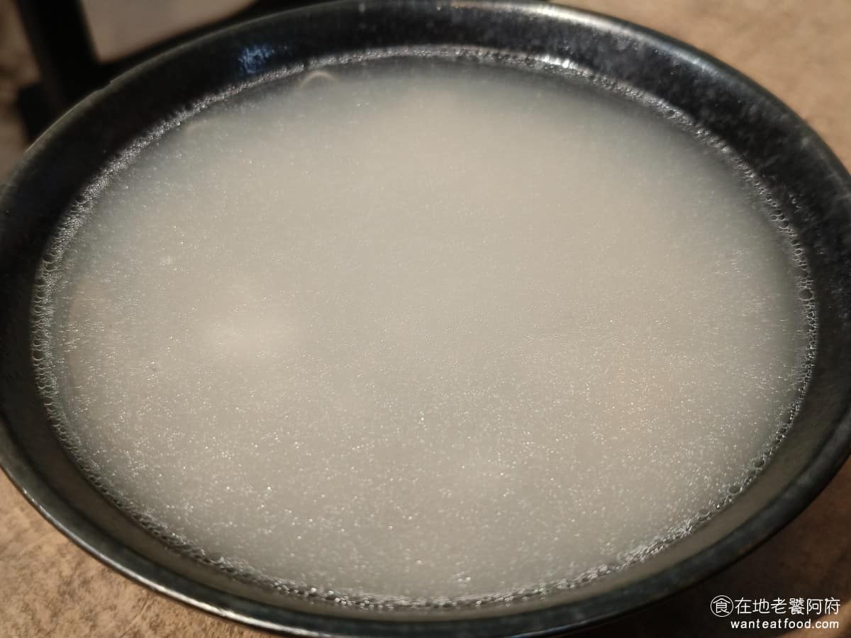 露店蘇來傳 露店蘇來傳菜單 露店蘇來傳推薦 萬華區美食 萬華美食 龍山寺美食 台灣小吃 芋粿 肉圓 薏仁湯 不想吃內臟的話,薏仁湯是最適合的選擇,也非常推薦,薏仁煮得恰到好處,不軟爛,每一顆顆粒感分明,嚼起來有韌勁。 @在地老饕阿府