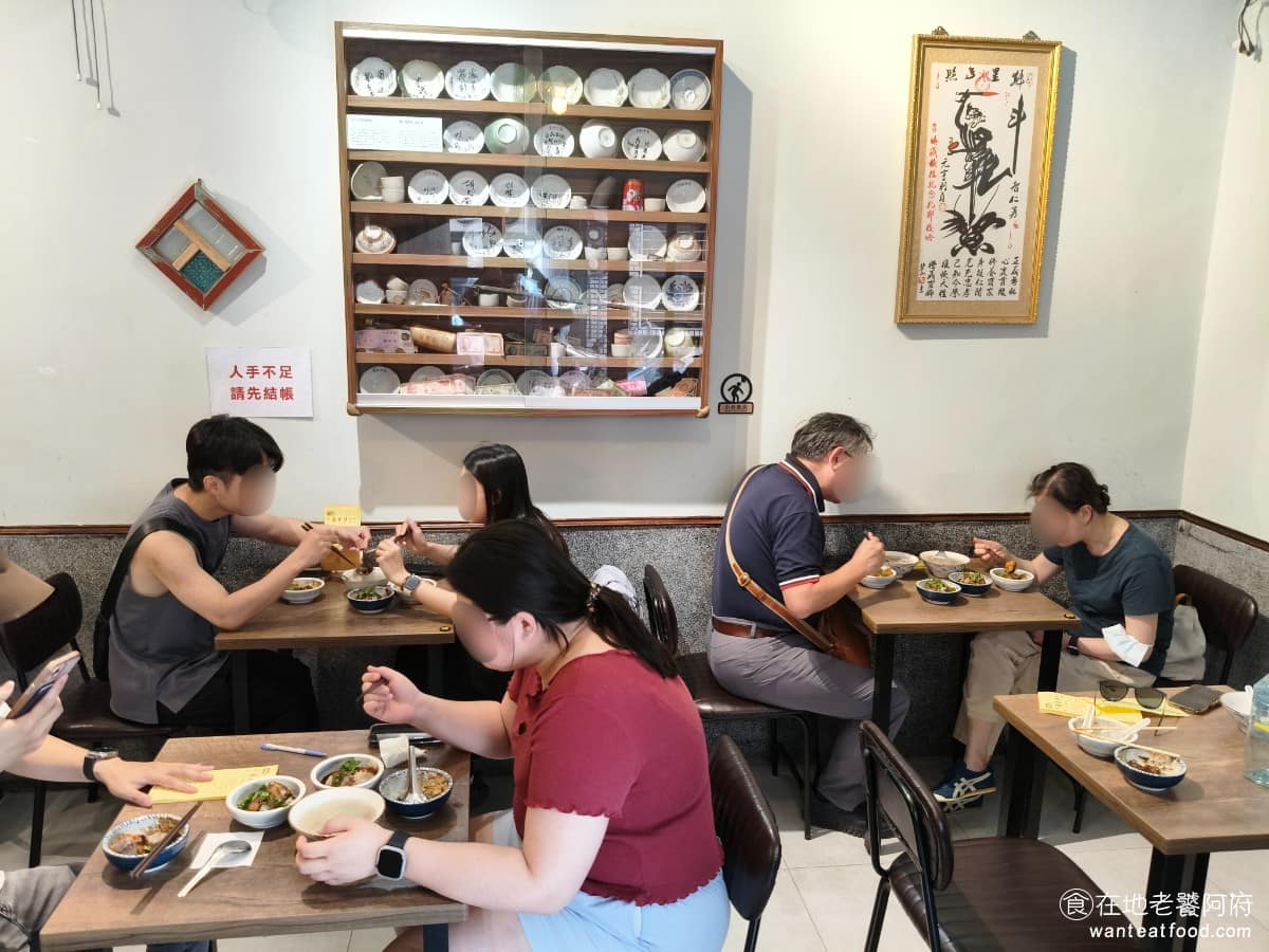 露店蘇來傳 露店蘇來傳菜單 露店蘇來傳推薦 萬華區美食 萬華美食 龍山寺美食 台灣小吃 芋粿 肉圓 新店面整體走復古文青風,外觀像日式小店,室內有古色古香的裝潢,牆上掛著名人簽名碗,角落擺著家族老物件,空調充足夏天來坐著吃,感覺很舒服,整體乾淨整潔。 @在地老饕阿府
