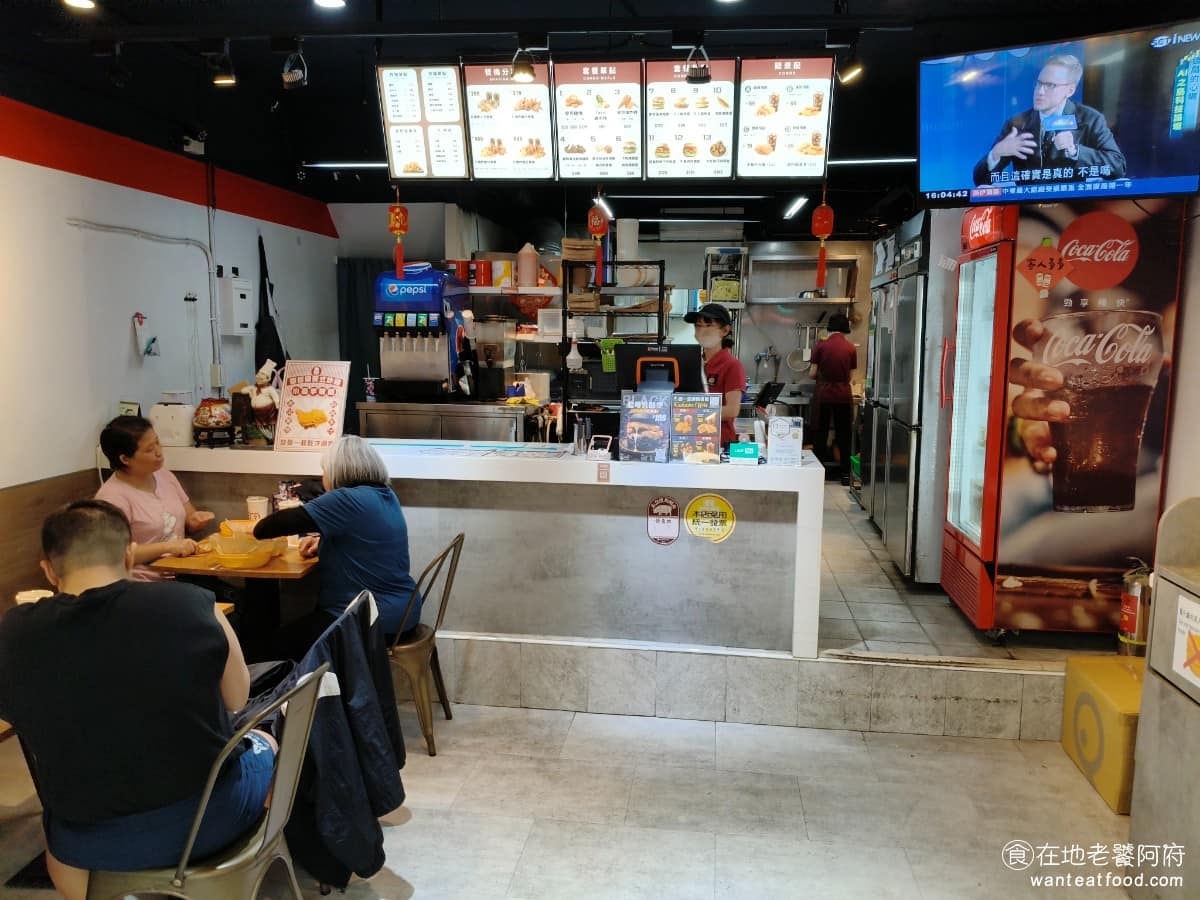 麥哲倫美式炸雞永和永元店 麥哲倫美式炸雞永和永元店菜單 麥哲倫美式炸雞永和永元店推薦 店內走的是美式休閒快餐風格,空間不大,永元店大概只有四五張桌子,華新店內用空間相對寬敞明亮一些。旁邊附有洗手台,用餐後需要自行回收垃圾。 @在地老饕阿府