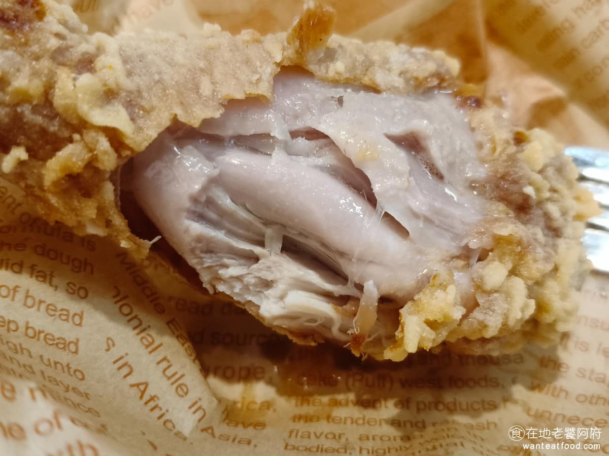 麥哲倫美式炸雞永和永元店 麥哲倫美式炸雞永和永元店菜單 麥哲倫美式炸雞永和永元店推薦 外皮酥脆咬下去汁多到流出來,雞肉不只軟嫩,醃製的味道也夠,是這裡最推薦的餐點。如果覺得味道還不夠,可以撒點胡椒粉或加辣,香氣更明顯。唯一美中不足的是,外皮算是薄脆,是好吃的,但個人心中期望的美式炸雞,外皮應該要更酥脆。 @在地老饕阿府