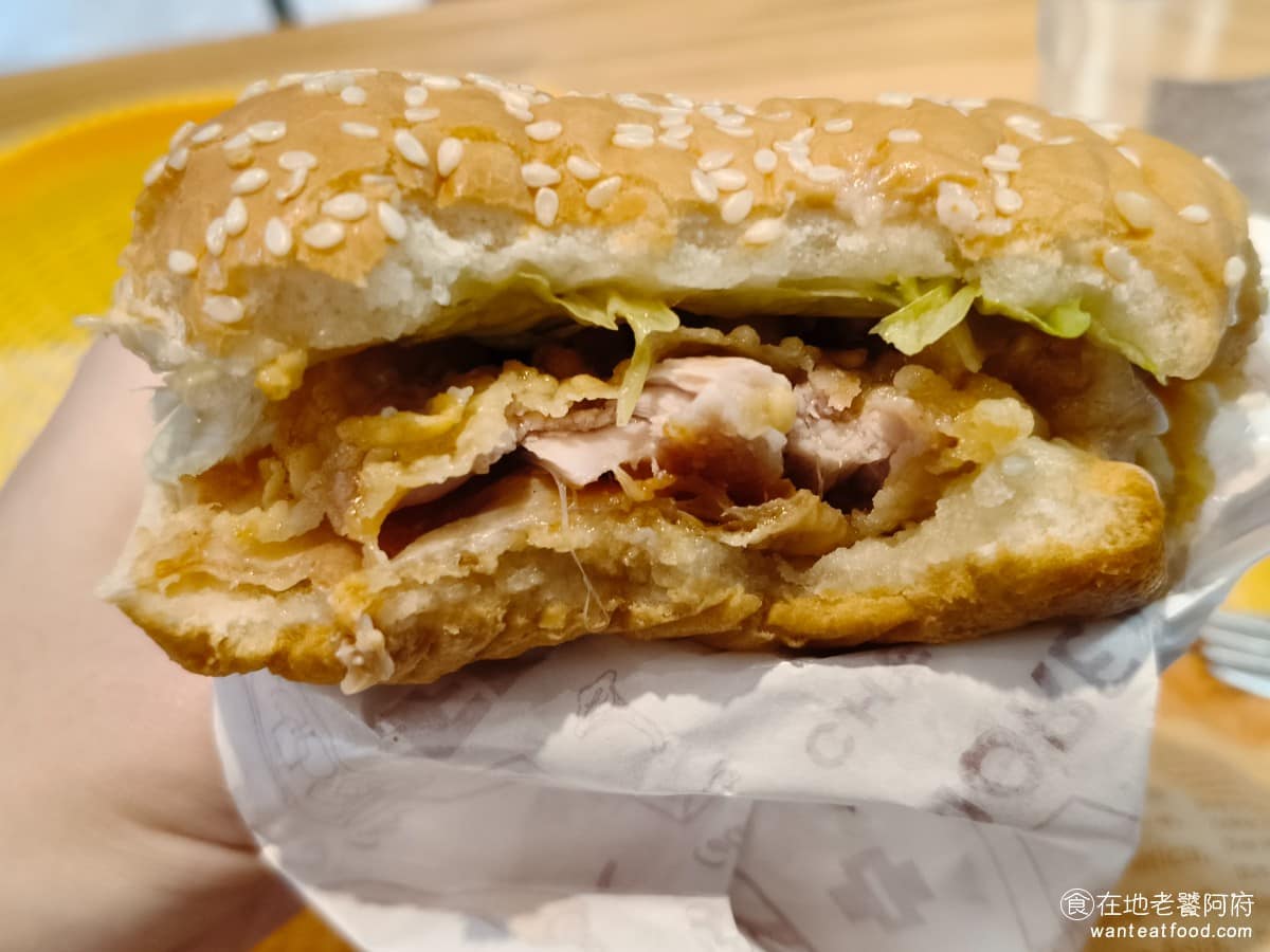 麥哲倫美式炸雞永和永元店 麥哲倫美式炸雞永和永元店菜單 麥哲倫美式炸雞永和永元店推薦 調味的美乃滋加的也不夠多,所以吃起來偏乾,再加上麵包口感不好,所以整體又更乾了,要配飲料或水吃,才會比較舒服,我吃過很多好吃的卡拉雞腿堡,但這一份有點太普通。 @在地老饕阿府