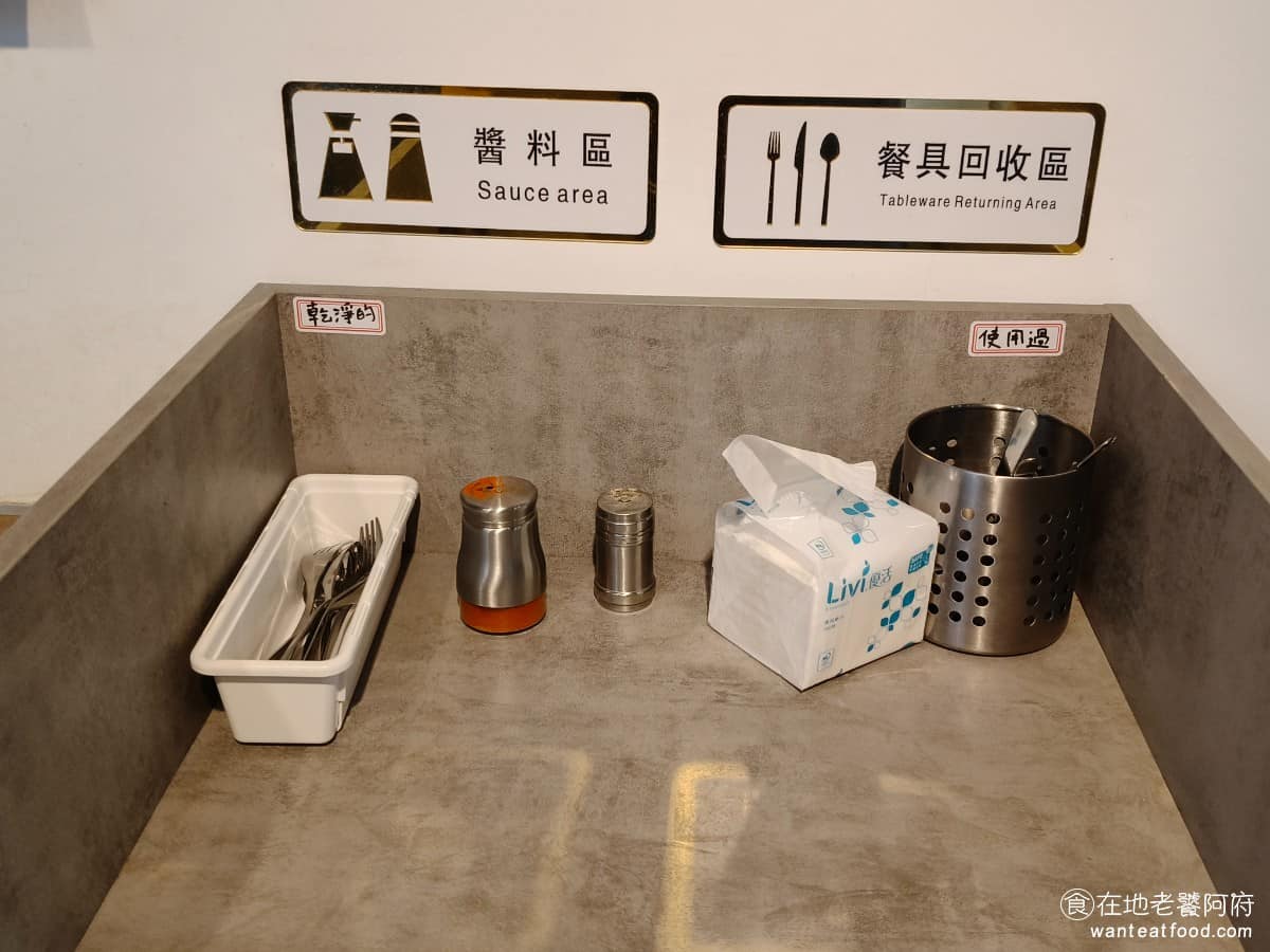 麥哲倫美式炸雞永和永元店 麥哲倫美式炸雞永和永元店菜單 麥哲倫美式炸雞永和永元店推薦 店內還有提供餐具像是叉子,非常方便,因為剛炸出來的都非常燙,這樣就不需要用手抓來吃。搭配的調味料有胡椒粉和辣椒粉,用完餐後,要自行回收。 @在地老饕阿府