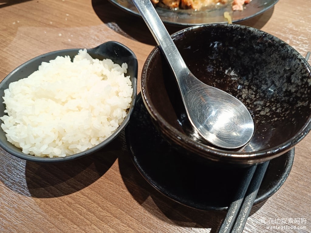 雅香石頭火鍋(延吉店) 大安區美食 國父紀念館美食 鍋物料理 爆香 開鍋 乾魷魚 火鍋料 我點了白飯配著吃,原因是這間火鍋煮到最後湯頭會有一點鹹,如果你不希望湯頭變得很閒你就要頻繁的,請服務生幫你加湯 @在地老饕阿府