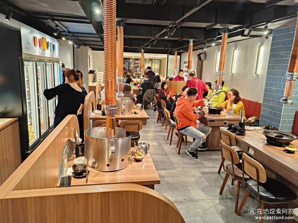 雅香石頭火鍋(延吉店) 大安區美食 國父紀念館美食 鍋物料理 爆香 開鍋 乾魷魚 火鍋料 店內其實不大座位也才幾桌而已,雖然空間很小但其實店內的抽風做的還不錯,所以並不會覺得空氣不好 @在地老饕阿府