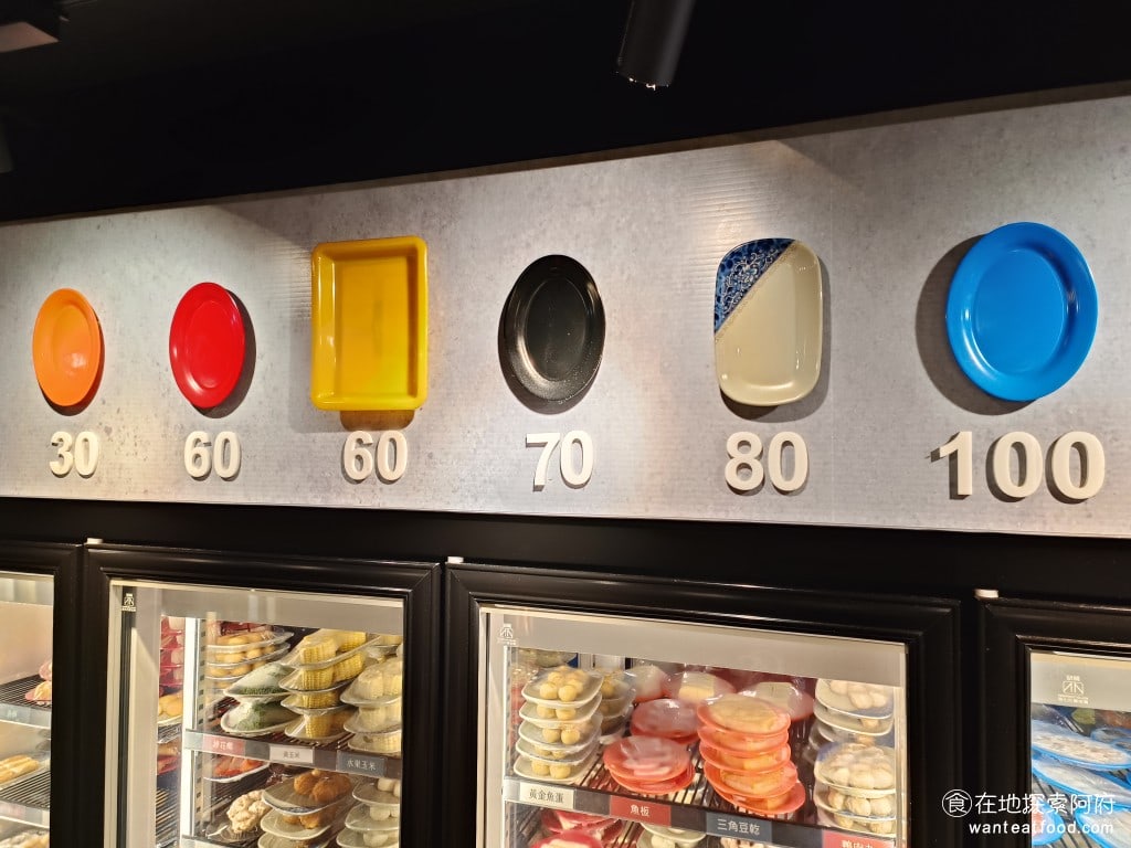 雅香石頭火鍋(延吉店) 大安區美食 國父紀念館美食 鍋物料理 爆香 開鍋 乾魷魚 火鍋料 這裡的點餐方式全部都是依照盤子的價格來計算,最貴的是100最便宜的是30,如果你想要吃的比較劃算則30元的盤子多拿一些一樣可以吃得很飽 @在地老饕阿府