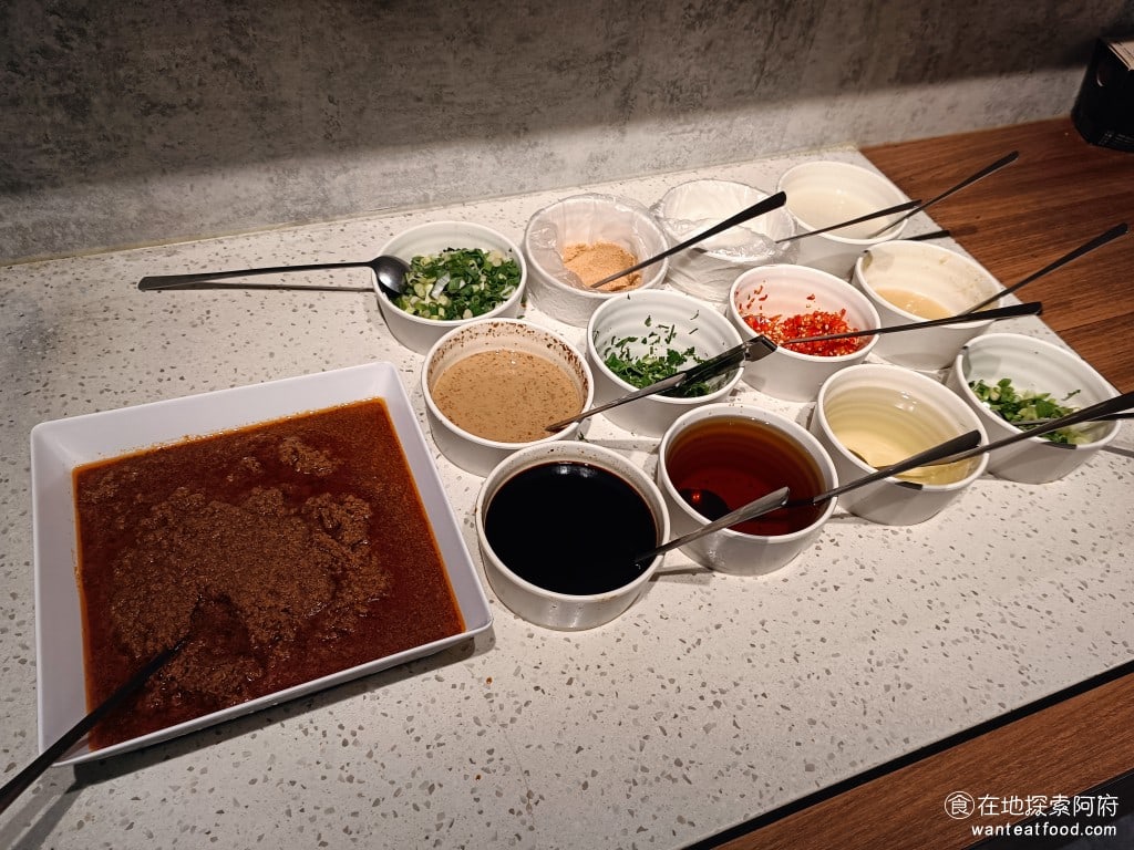 雅香石頭火鍋(延吉店) 大安區美食 國父紀念館美食 鍋物料理 爆香 開鍋 乾魷魚 火鍋料 醬料區非常豐富應有盡有,還有提供沙茶醬,這是台式石頭火鍋必備的 @在地老饕阿府