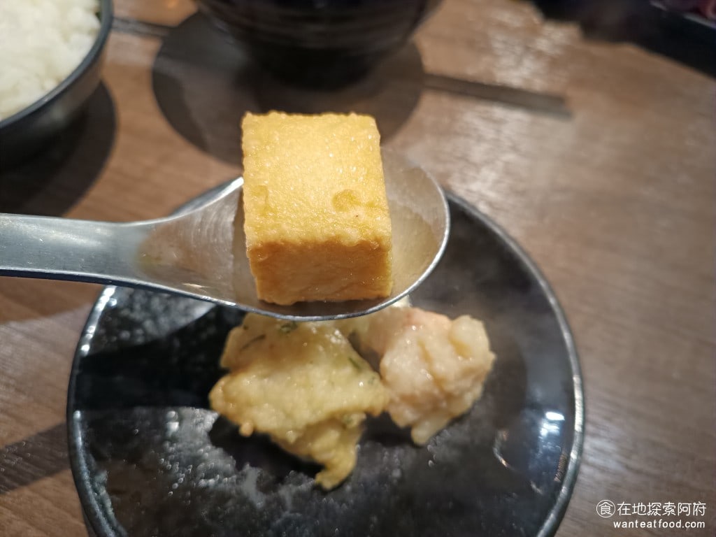 雅香石頭火鍋(延吉店) 大安區美食 國父紀念館美食 鍋物料理 爆香 開鍋 乾魷魚 火鍋料 這個魚豆腐還蠻好吃的,這間店的火鍋料,其實味道都還蠻不錯的,吃火鍋,火鍋料是一個大重點 @在地老饕阿府