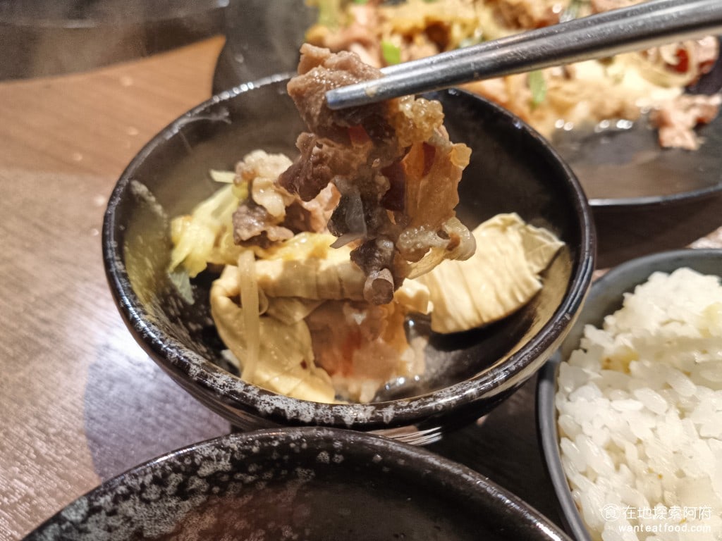 雅香石頭火鍋(延吉店) 大安區美食 國父紀念館美食 鍋物料理 爆香 開鍋 乾魷魚 火鍋料 這間店的肉質吃起來都還蠻軟的,像我這種吃軟不吃硬的人都覺得很好咬,很好吃 @在地老饕阿府