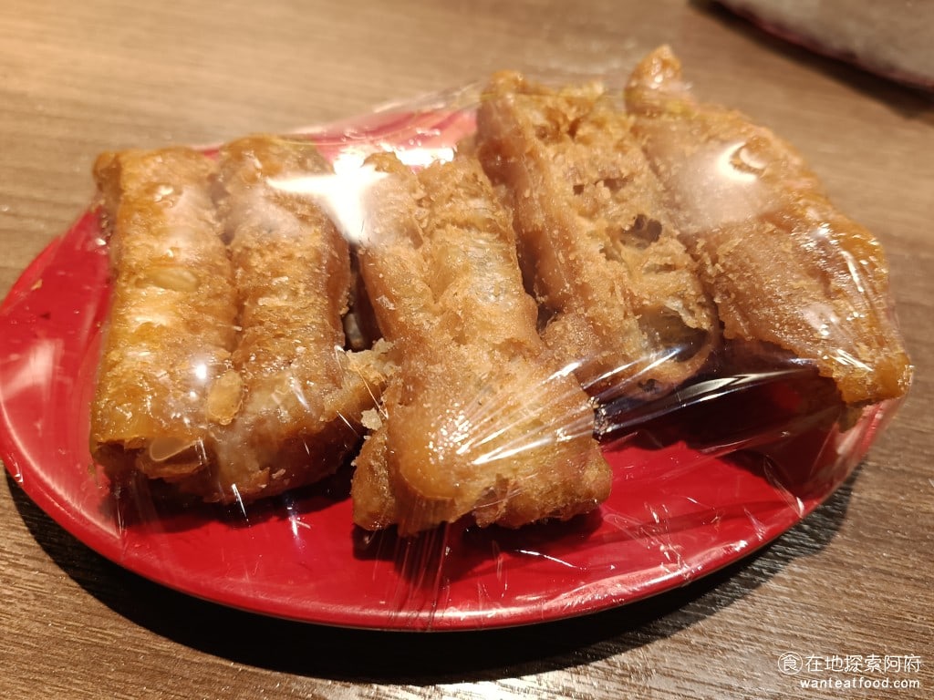 雅香石頭火鍋(延吉店) 大安區美食 國父紀念館美食 鍋物料理 爆香 開鍋 乾魷魚 火鍋料 紅色盤子一盤是60元,這間火鍋,其實價位算是中上 @在地老饕阿府