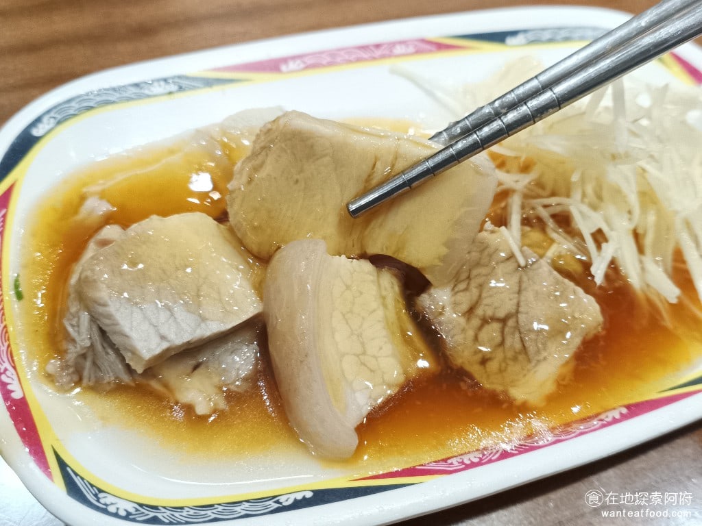 三元號魯肉飯 大同區美食 台灣小吃 《三元號魯肉飯》的每樣餐點個人都覺得很好，但就這一個我並不推薦，因為肉質太硬了，吃起來非常不舒服，而且醬油膏也沒什麼鹹味。我覺得他不應該把蒜泥白肉切得這麼厚，真的很硬，很難咬。 @在地老饕阿府