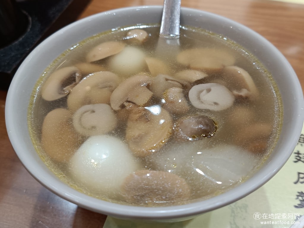 三元號魯肉飯 大同區美食 台灣小吃 松茸鳥蛋湯 這一碗湯裡面的香菇多到快滿出來了。因為我個人蠻喜歡吃香菇的，所以看著這一碗湯會特別興奮。 @在地老饕阿府