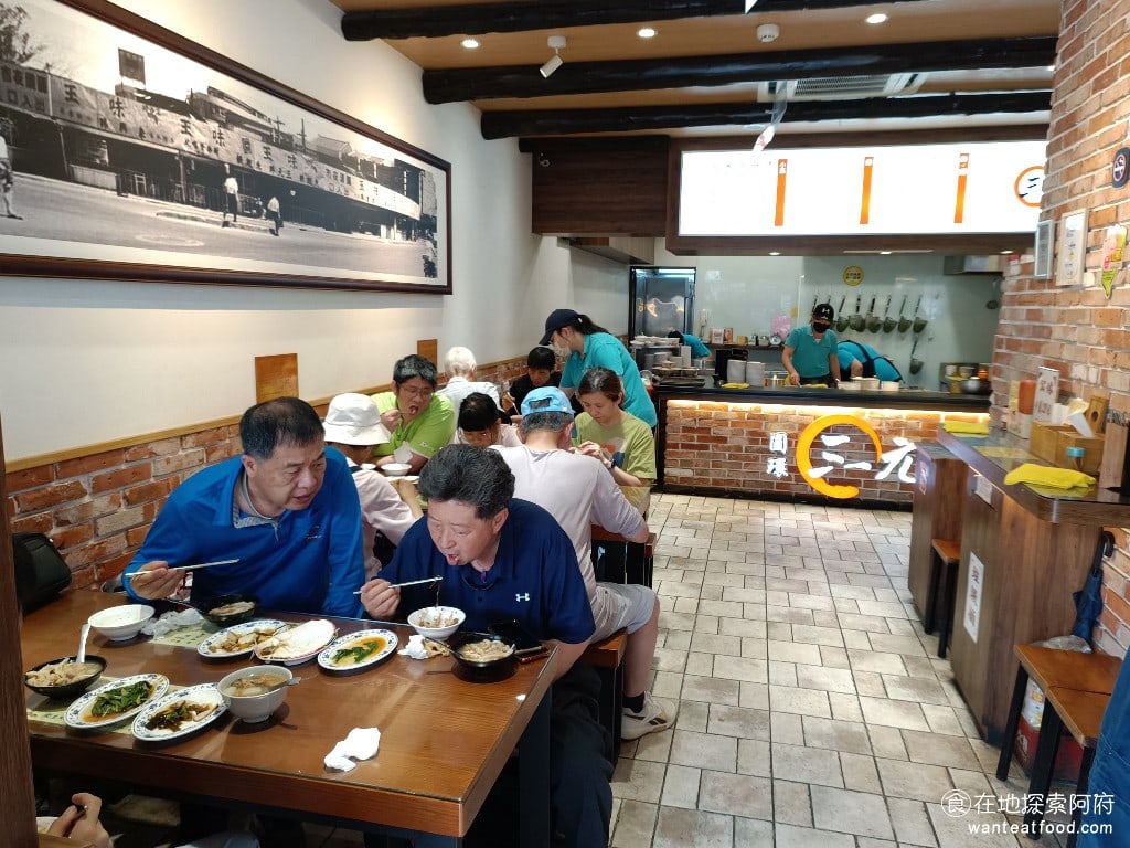 三元號魯肉飯 大同區美食 台灣小吃 據說在老圓環時期，這裡有四間知名的滷肉飯老店：龍緣號、龍鳳號、三元號，還有鬍鬚張的創始店。龍緣號、三元號和鬍鬚張始終都留在圓環週圍，而龍鳳號則是搬到了蘆洲區。 @在地老饕阿府