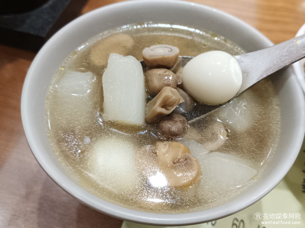 三元號魯肉飯 大同區美食 台灣小吃 裡面有滿滿的料，有香菇、蘿蔔和鳥蛋。鳥蛋竟然給了3顆！這一碗湯的價格是60元，但我覺得CP值非常高。 @在地老饕阿府