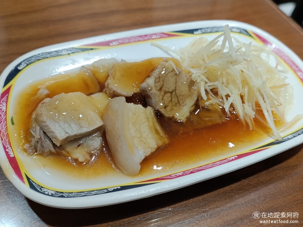 三元號魯肉飯 大同區美食 台灣小吃 蒜泥白肉 他的蒜泥白肉用的是三層肉，這一盤的價格是60元。個人覺得CP值有一點低。整盤肉上面擠滿了醬油膏，一開始我還嚇到了，擔心會很鹹，但後來發現醬油膏的味道其實是很淡的。 @在地老饕阿府