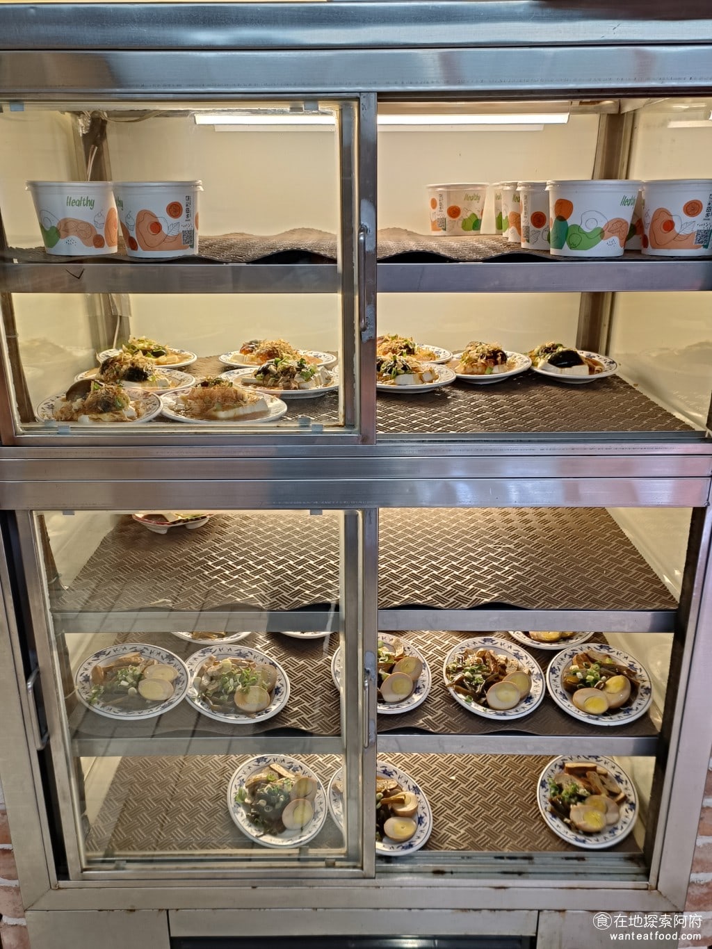 三元號魯肉飯 大同區美食 台灣小吃 小菜的部分也不多，有蒜泥白肉、皮蛋豆腐、沙魚煙、豆乾海帶滷蛋，還有燙青菜。 @在地老饕阿府