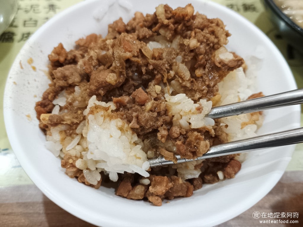 三元號魯肉飯 大同區美食 台灣小吃 鹹度的調整個人覺得剛剛好，算是每個人都可以接受的味道。我看到隔壁桌的外國人一個人就吃了三碗。 @在地老饕阿府