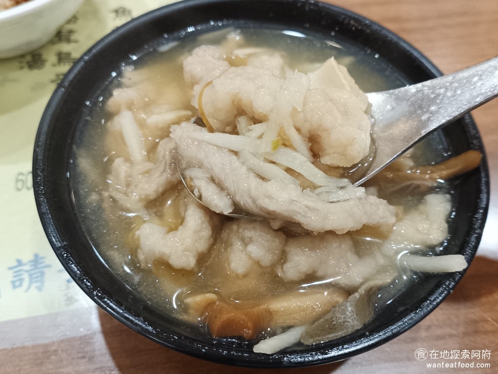 三元號魯肉飯 大同區美食 台灣小吃 小小的一碗，雖然湯不多，但裡面有滿滿的肉羹、香菇、筍子和海參。 @在地老饕阿府