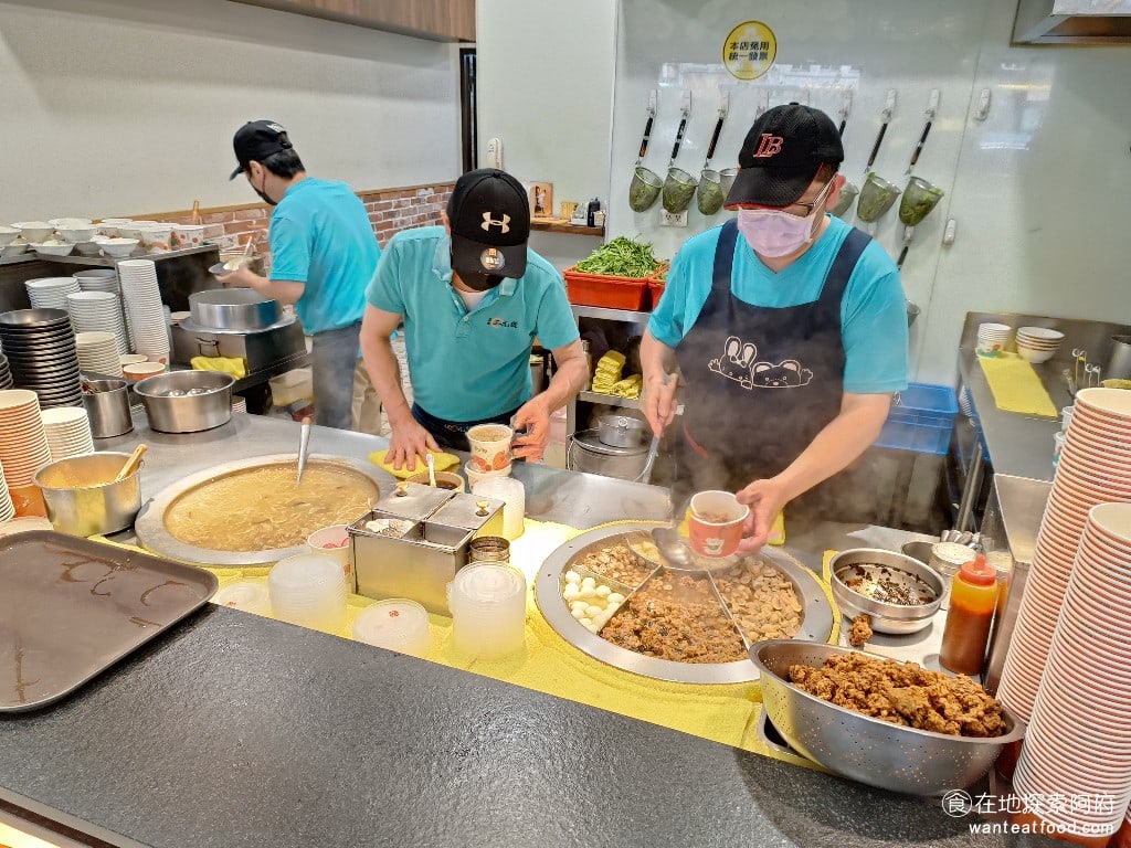 三元號魯肉飯 大同區美食 台灣小吃 《三元號魯肉飯》無論是餐點非常有特色，還是用餐環境，甚至是服務態度，我覺得都非常好。廚房也維持得非常乾淨，仔細一看，桌上連一滴湯或一滴油都看不到。 @在地老饕阿府