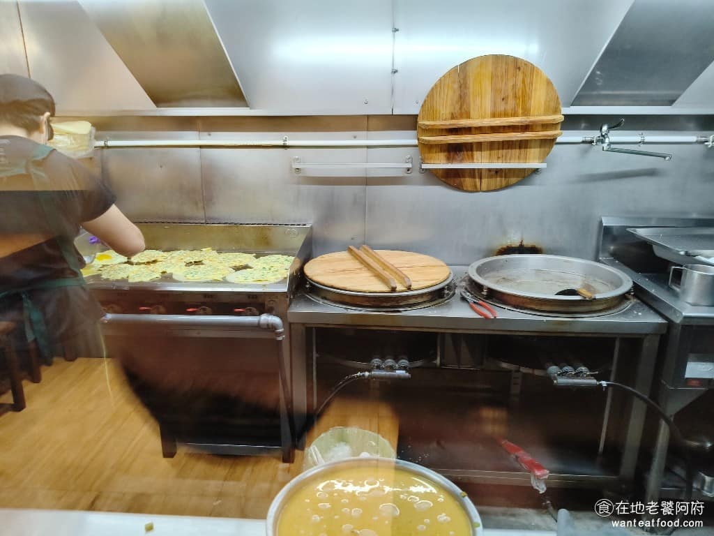 北方大陸餅內湖店 北方大陸餅內湖店菜單 北方大陸餅內湖店推薦 內湖區美食 內湖美食 港墘美食 生意非常好，隔著透明櫥窗可以看到鐵盤上的蛋餅煎盤，都是全滿的。 @在地老饕阿府